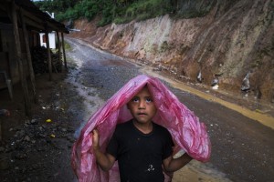 25 noviembre 2014.   
La llegada de algunas compañías extranjeras a América Latina ha provocado abusos a los derechos de las poblaciones indígenas y represión a su defensa del medio ambiente. En Santa Cruz de Barillas, Guatemala, el proyecto de la hidroeléctrica española Ecoener ha desatado crímenes, violentos disturbios, la declaración del estado de sitio por parte del ejército y la encarcelación de una decena de activistas contrarios a los planes de la empresa. Un grupo de indígenas mayas, en su mayoría mujeres, mantiene cortado un camino y ha instalado un campamento de resistencia para que las máquinas de la empresa no puedan entrar a trabajar. La persecución ha provocado además que algunos ecologistas, con órdenes de busca y captura, hayan tenido que esconderse durante meses en la selva guatemalteca.

En Cobán, también en Guatemala, la hidroeléctrica Renace se ha instalado con amenazas a la población y falsas promesas de desarrollo para la zona. Como en Santa Cruz de Barillas, el proyecto ha dividido y provocado enfrentamientos entre la población. La empresa ha cortado el acceso al río para miles de personas y no ha respetado la estrecha relación de los indígenas mayas con la naturaleza. © Calamar2/Pedro ARMESTRE

The arrival of some foreign companies to Latin America has provoked abuses of the rights of indigenous peoples and repression of their defense of the environment. In Santa Cruz de Barillas, Guatemala, the project of the Spanish hydroelectric Ecoener has caused murders, violent riots, the declaration of a state of siege by the army and the imprisonment of a dozen activists opposed to the project . 
A group of Mayan Indians, mostly women, has cut a path and has installed a resistance camp to prevent the enter of the company’s machines. The prosecution has also provoked that some ecologists, with orders for their arrest, have been hidden for months in the Guatemalan jungle.

In Coban, also in Guatemala, the hydroelectric Renace