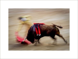 Spanish matador Daniel Luque performs a pass with capote to a Torrehandilla¥s bull during the last corrida of the San Fermin Festival, on July 14, 2012, in the Northern Spanish city of Pamplona . (c) Pedro ARMESTRE